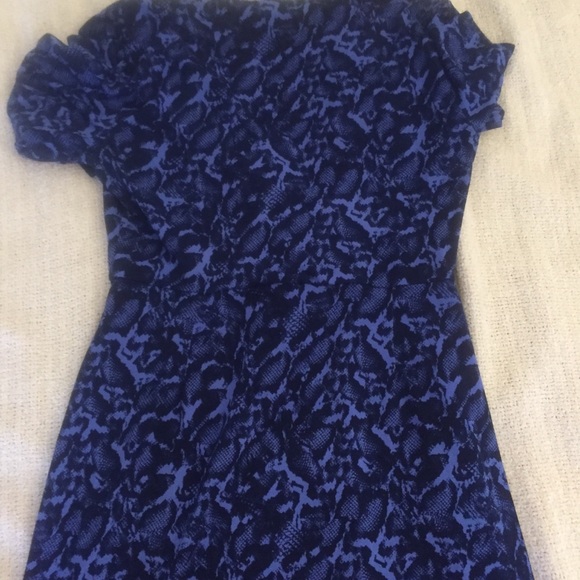 🚫SOLD🚫Blue snake print wrap dress - Picture 4 of 5